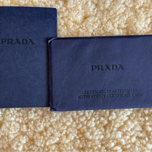 Prada leather handbag in pristine condition - Picture 11 of 14